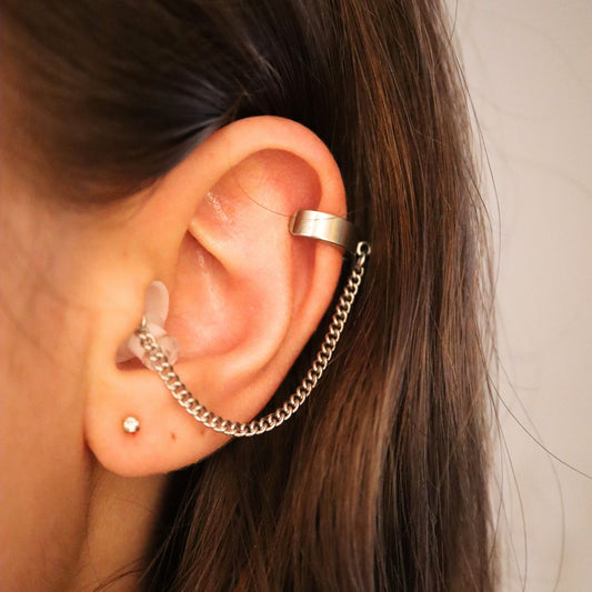 Earcuffs Voor Oordopjes Zilver RVS op model met oordopjes