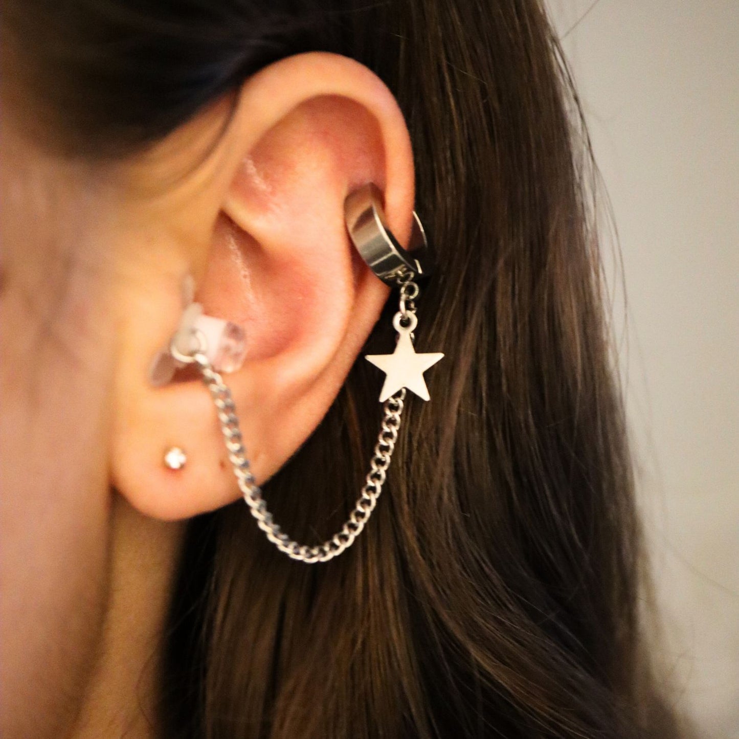 Earcuffs Voor Oordopjes (Ster) Zilver RVS op model met oordopjes