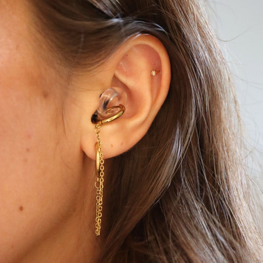 Oorbellen Voor Loop Oordopjes Goud RVS op model