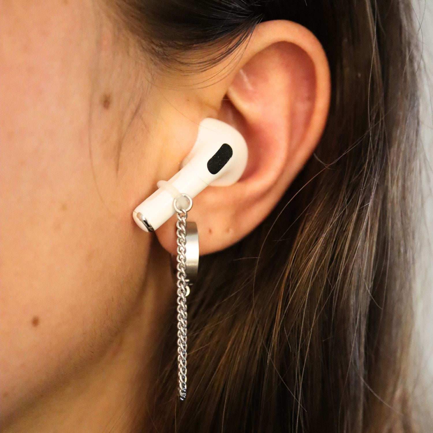 Oorbellen Voor Oordopjes Zilver RVS op model met Airpods