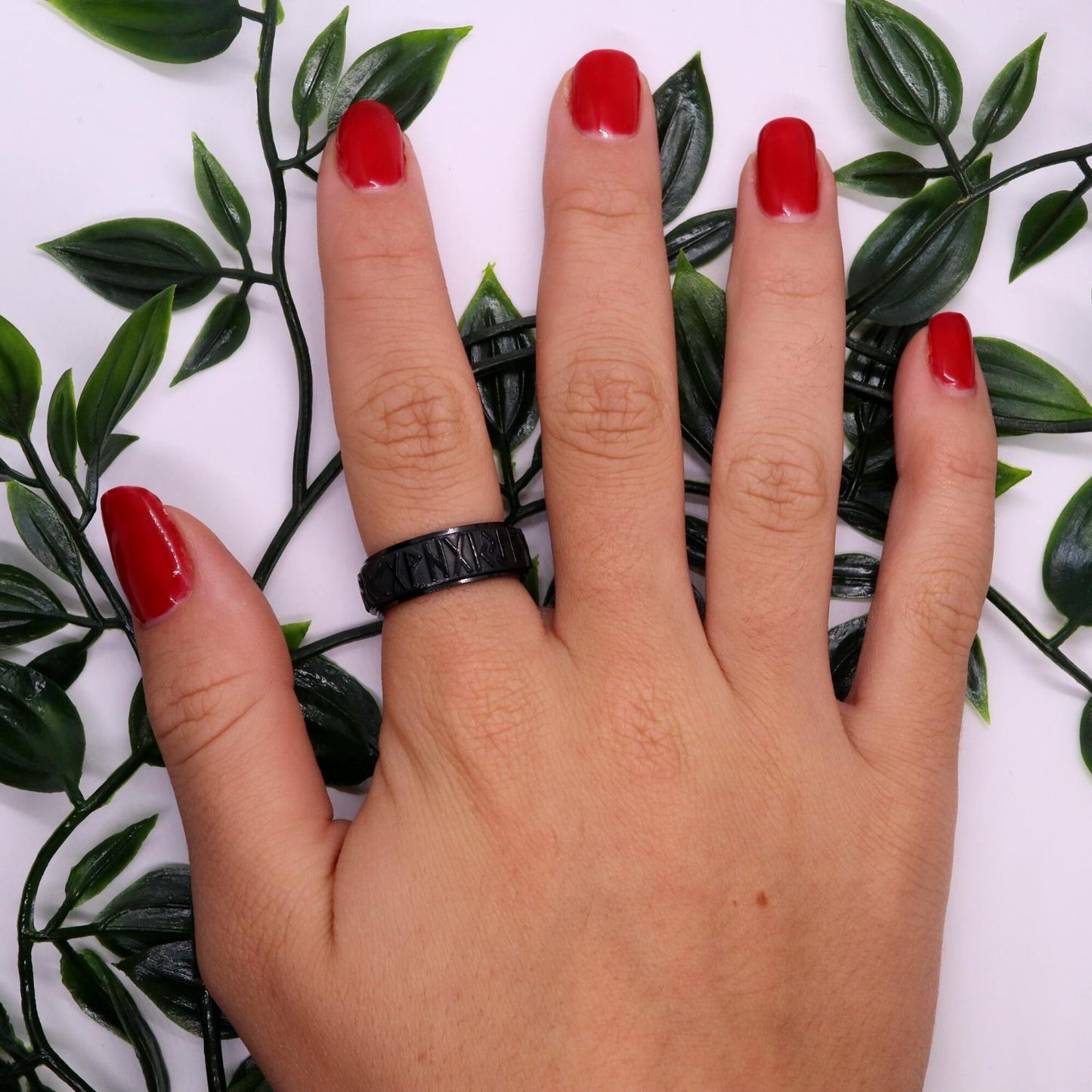 Anxiety Ring (Noors) Zwart om vinger