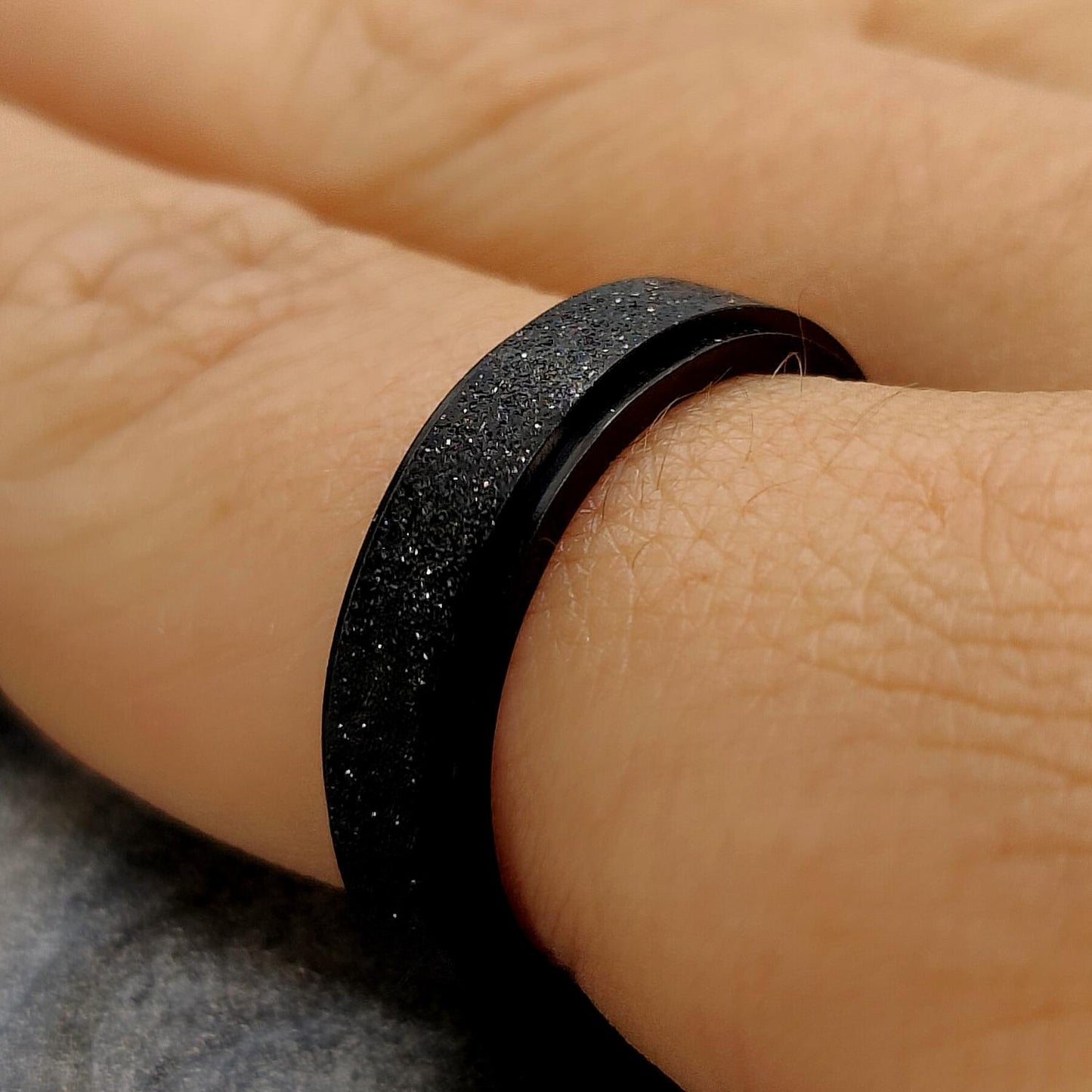Anxiety ring (Glitter) Zwart om vinger