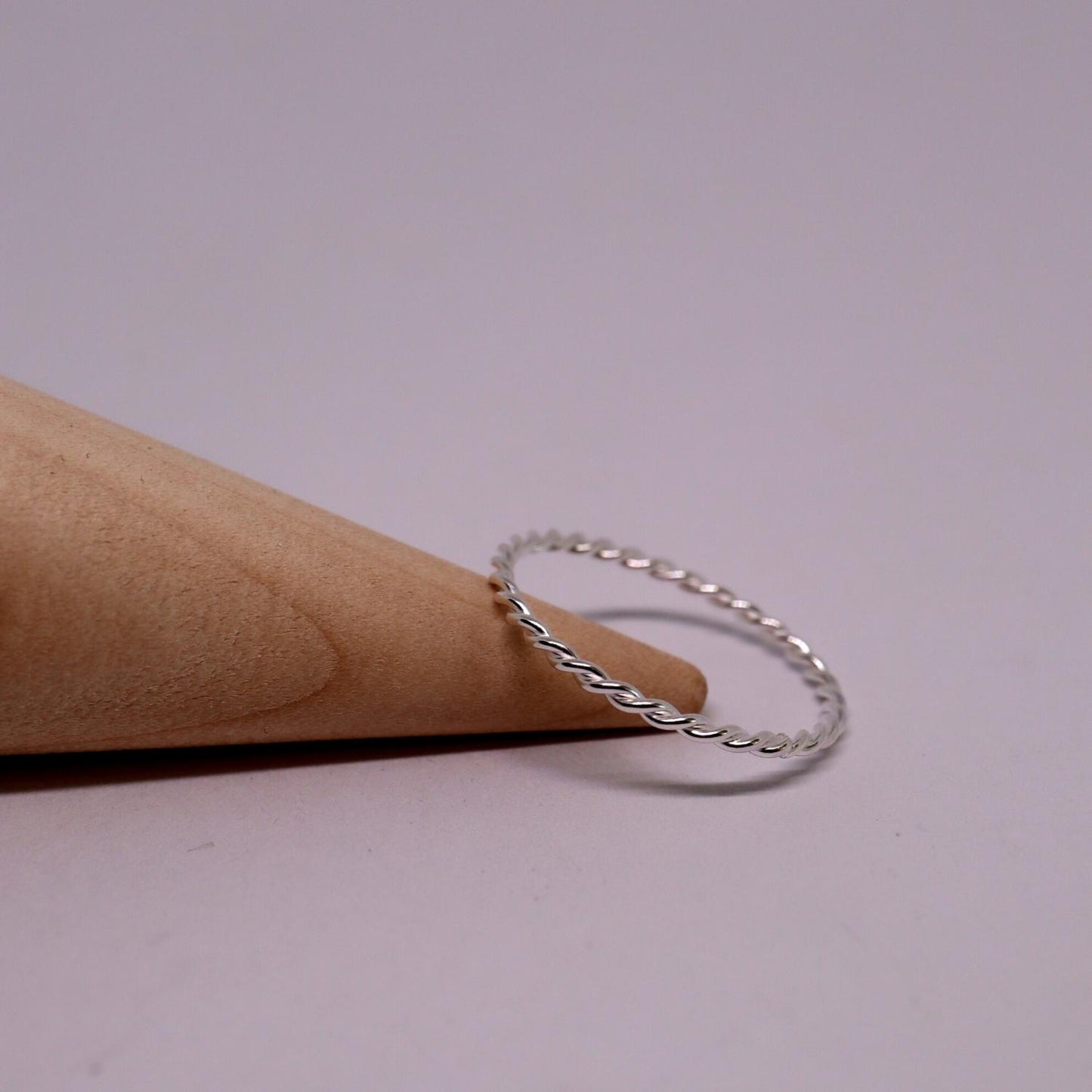 Minimalistische ring gedraaid zilver 925 Sfeerbeeld