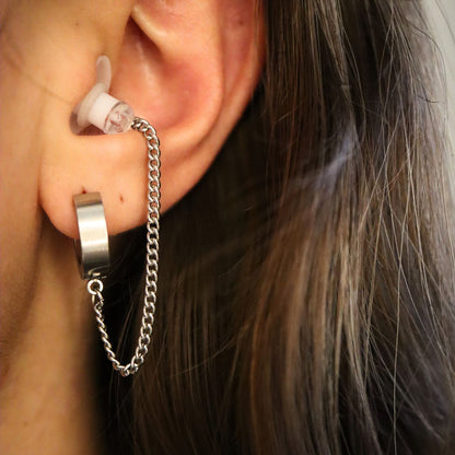 Oorbellen Voor Oordopjes Zilver RVS op model met oordopjes