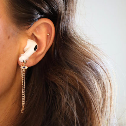 Oorbellen Voor Oordopjes (Oog) Goudkleurig op model met airpods
