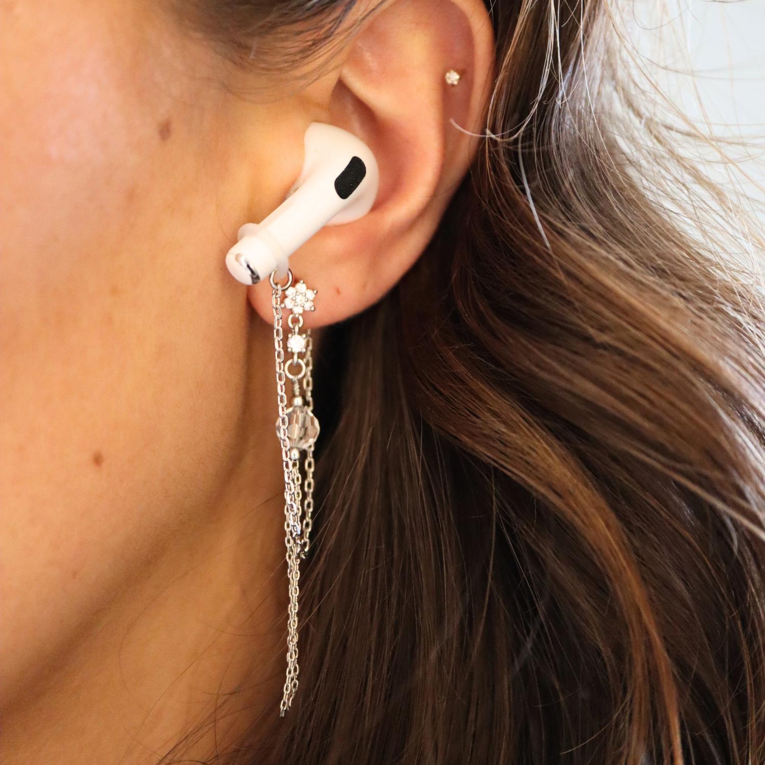 Oorbellen Voor Oordopjes (Sliertjes) Zilverkleurig op model met Airpod