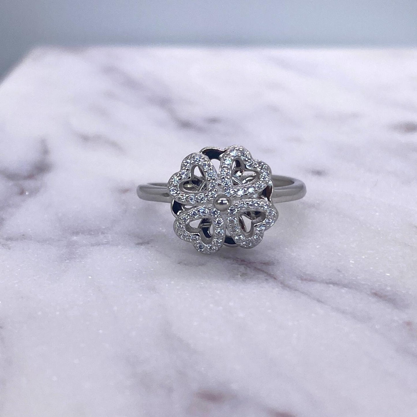 Anxiety Ring (Draairing Klavertje Vier) Zilver 925 Sfeerbeeld op marmer