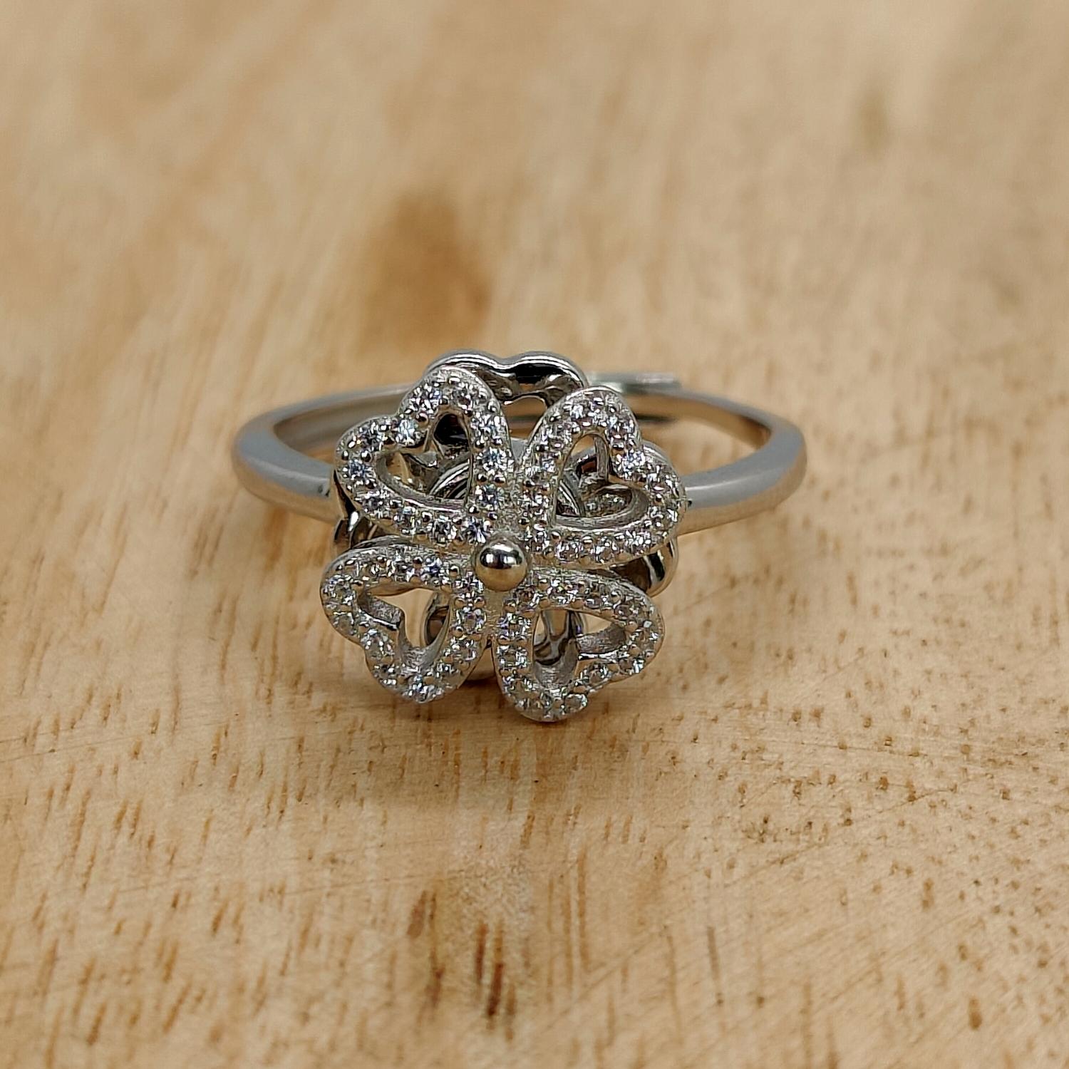 Anxiety Ring (Draairing Klavertje Vier) Zilver 925 Sfeerbeeld op hout