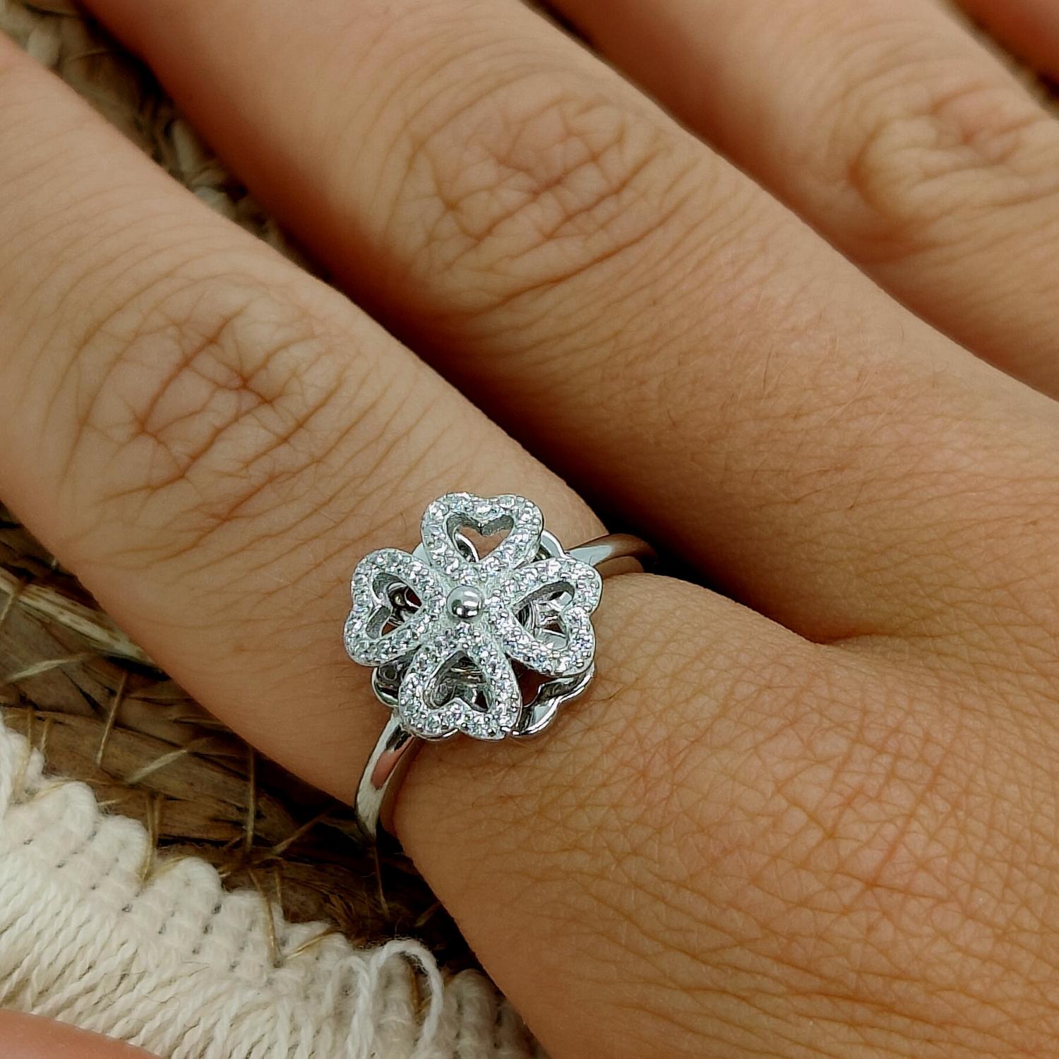 Anxiety Ring (Draairing Klavertje Vier) Zilver 925 om vinger