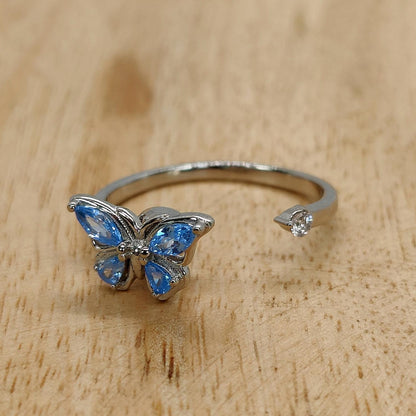 Anxiety Ring (Draairing Vlinder) Zilver 925 Sfeerbeeld op hout