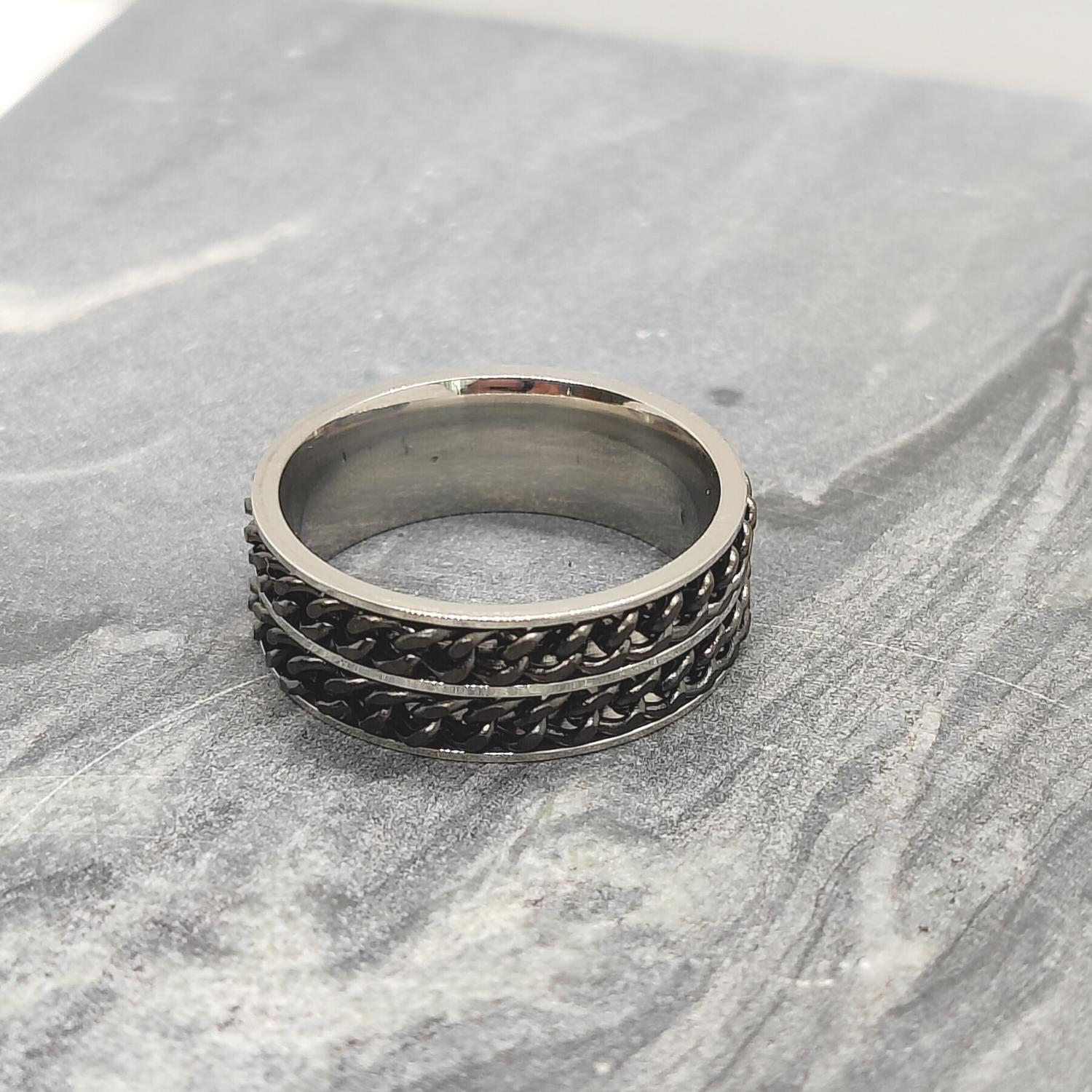 Anxiety Ring (Dubbele Ketting) Zwart-Zwart Sfeerbeeld op marmer