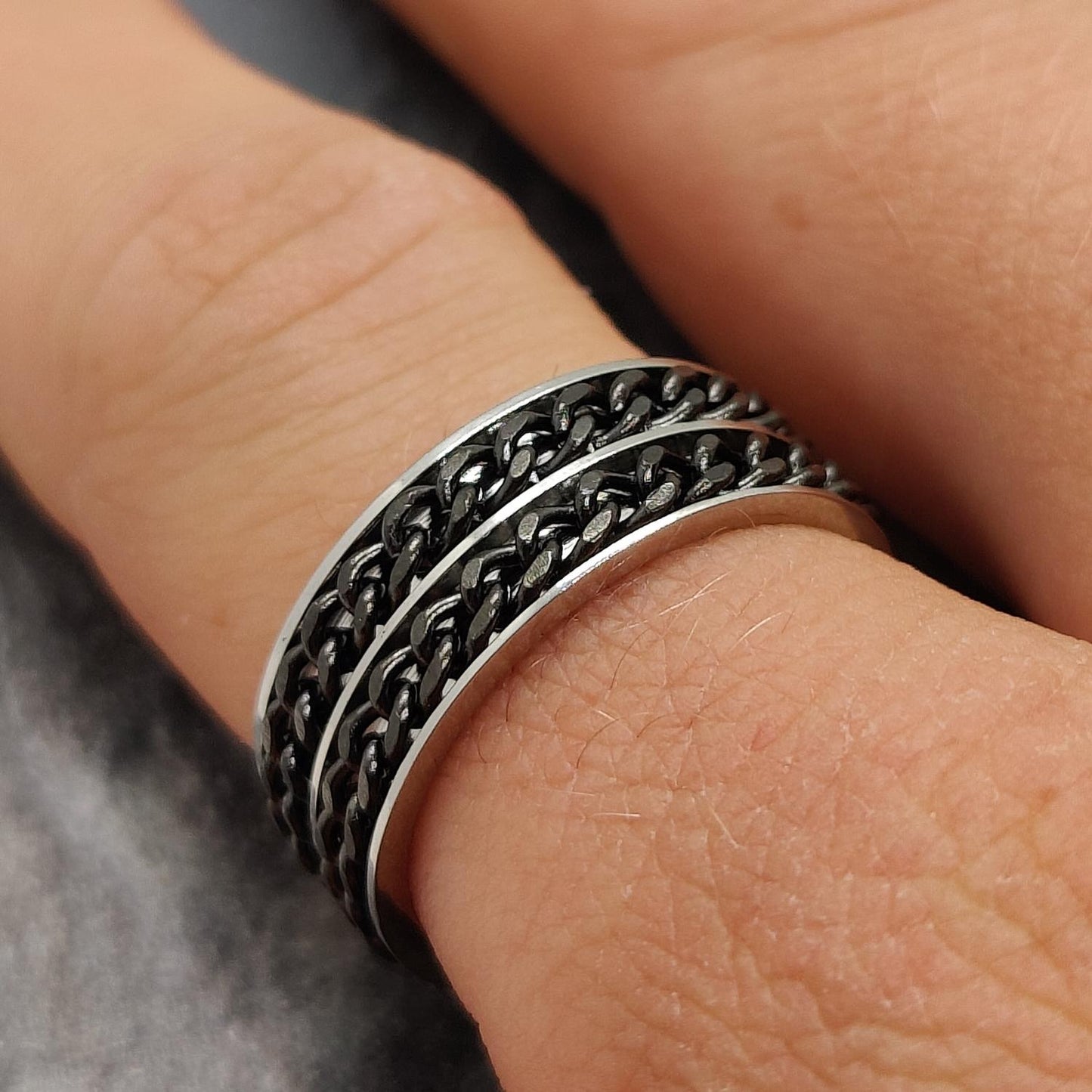 Anxiety Ring (Dubbele Ketting) Zwart-Zwart om vinger