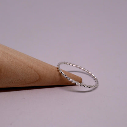 Minimalistische ring gedraaid zilver 925 Sfeerbeeld